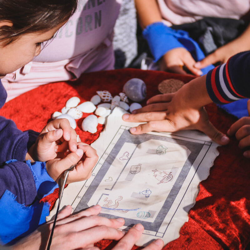 Enfants autour d'une carte au trésor
