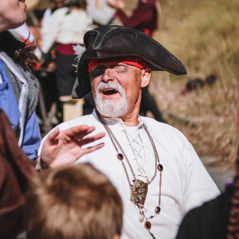 Pirate à barbe blanche qui s'esclaffe
