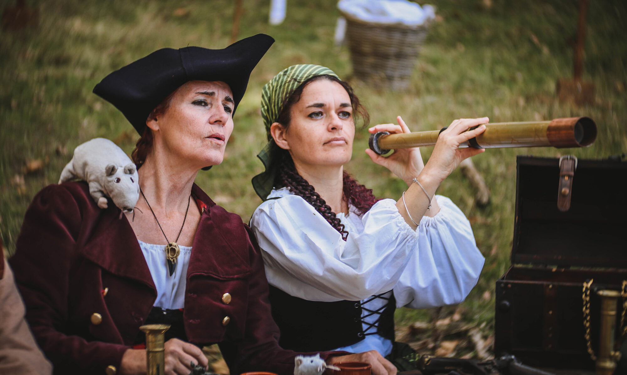 Femmes pirates qui regardent au loin avec une longue vue