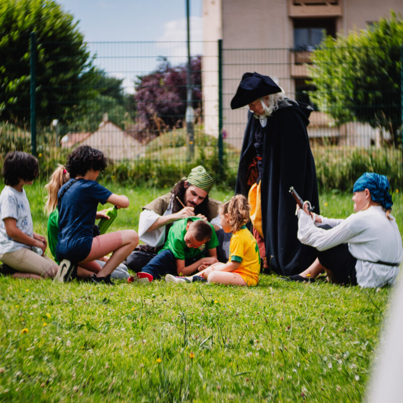 Groupe de pirates et d'enfants occupés à résoudre des énigmes