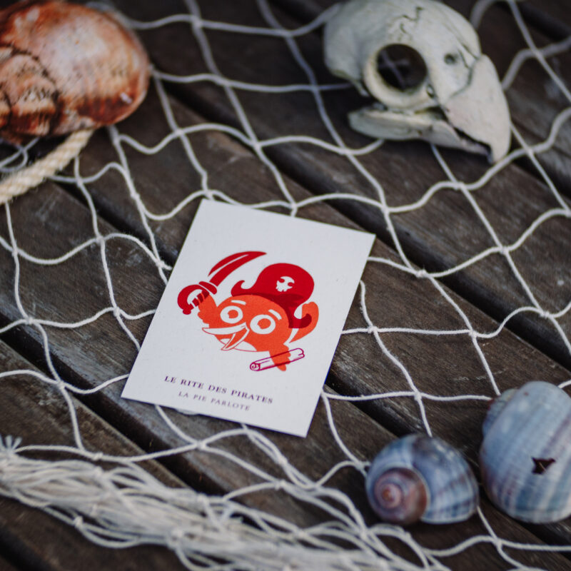 Carte de membre des pirates avec une pie costumée en pirate imprimée dessus façon tampon